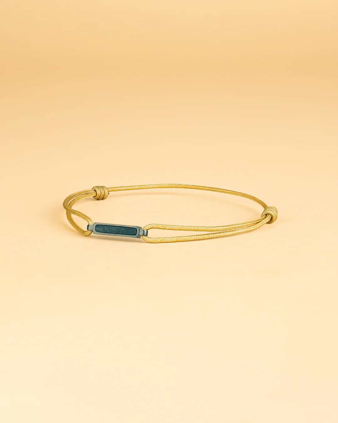 Beige nylon bracelet with a carbon fiber element