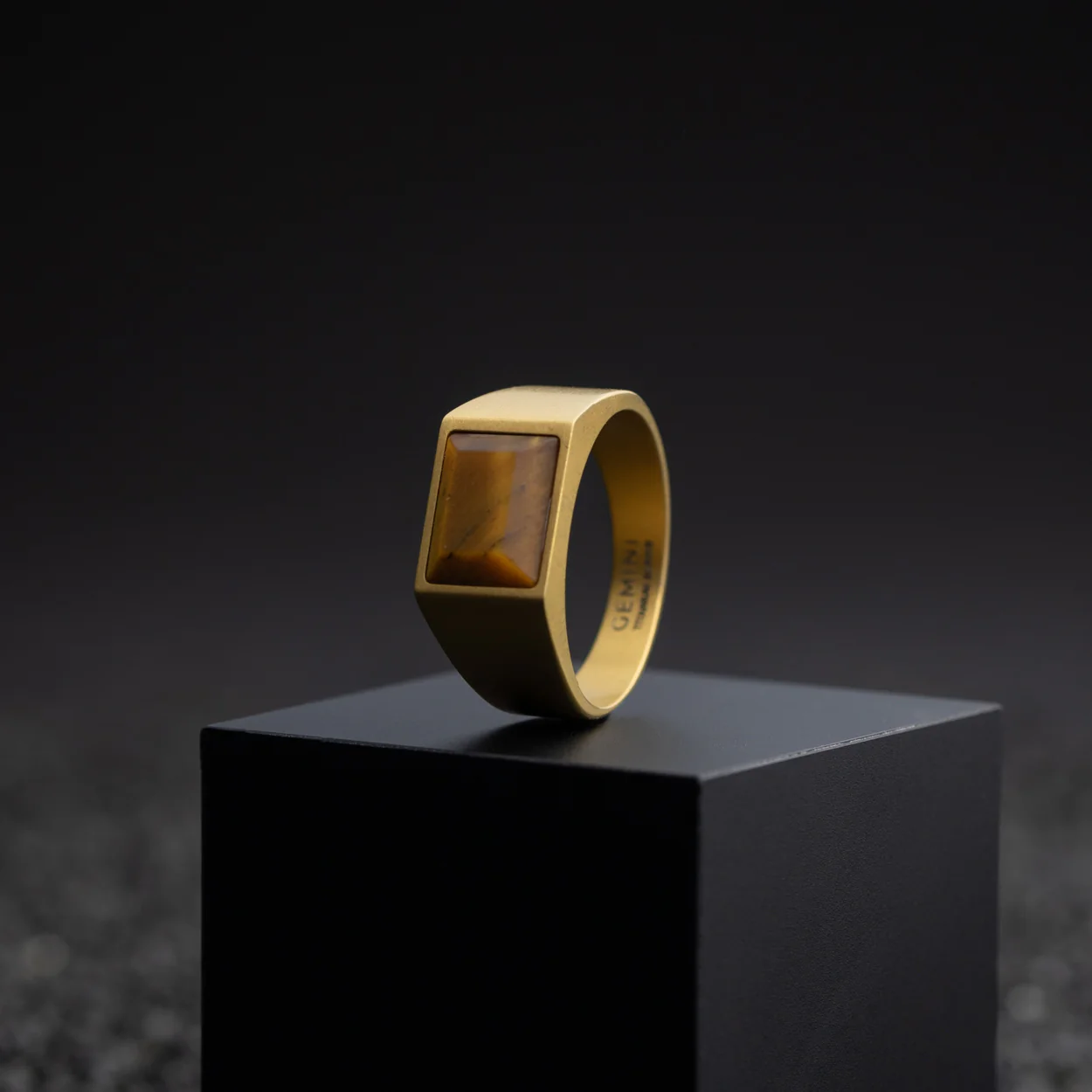 18k gold plated Titanium signet ring with Tiger Eye stone - Image 5