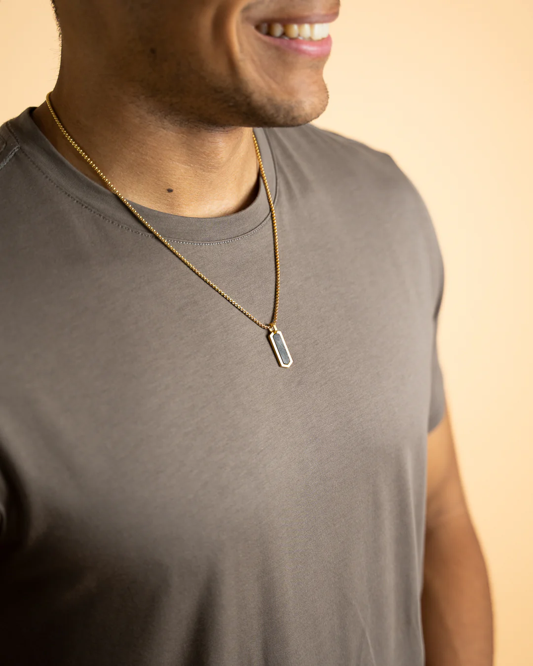 Gold-plated stainless steel necklace with a forged carbon finish - Image 3