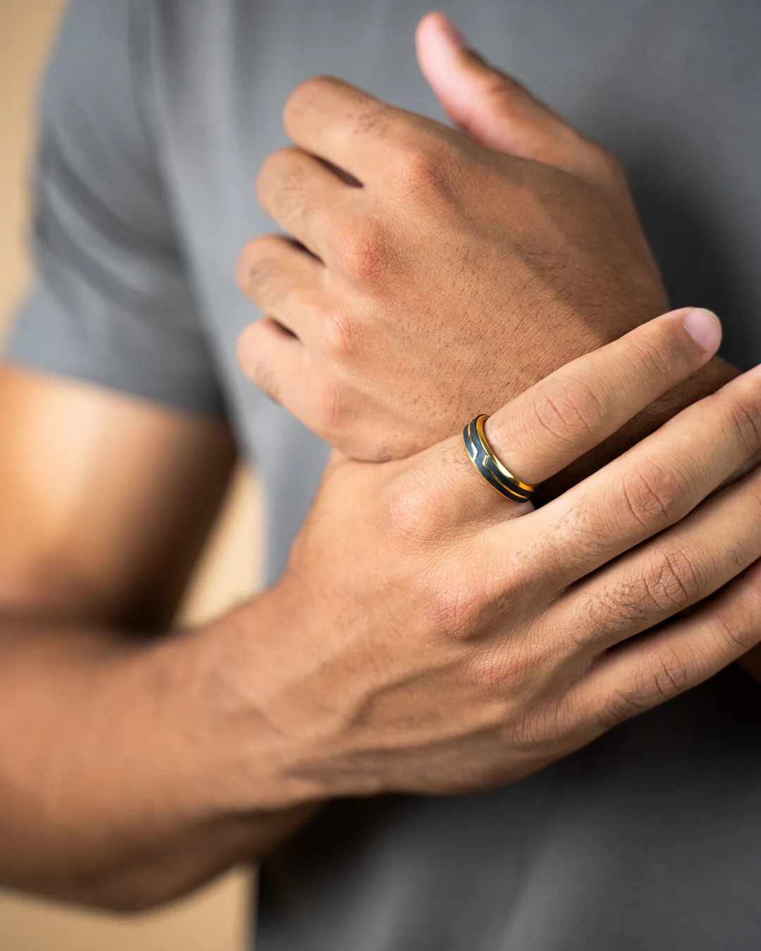 Gold-plated titanium ring with Forged Carbon finish - Image 4