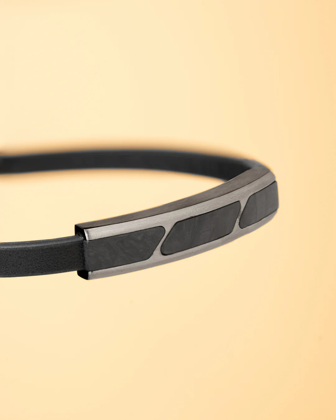 Black leather bracelet finished with forged carbon - Image 2