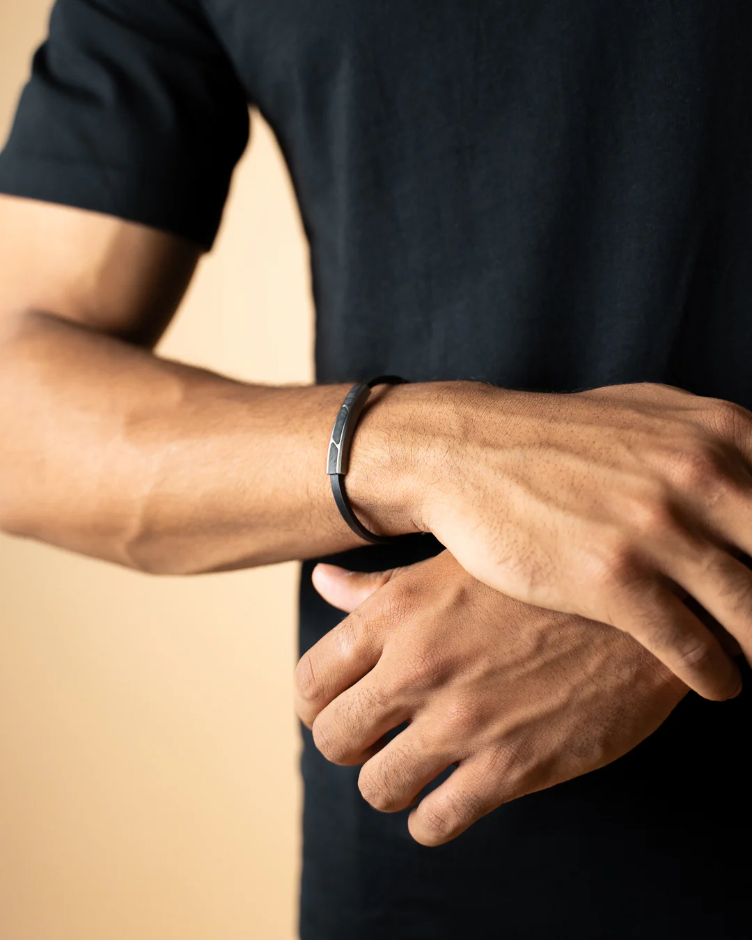 Black leather bracelet finished with forged carbon - Image 4