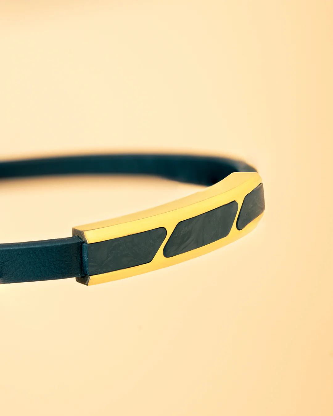 Black leather bracelet with gold-plated forged carbon - Image 2
