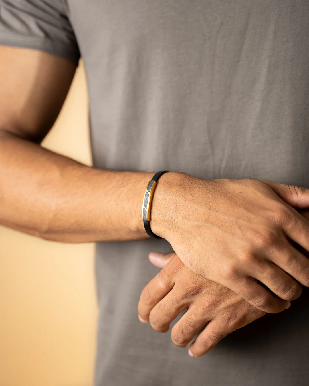 Black leather bracelet with gold-plated forged carbon - Image 4