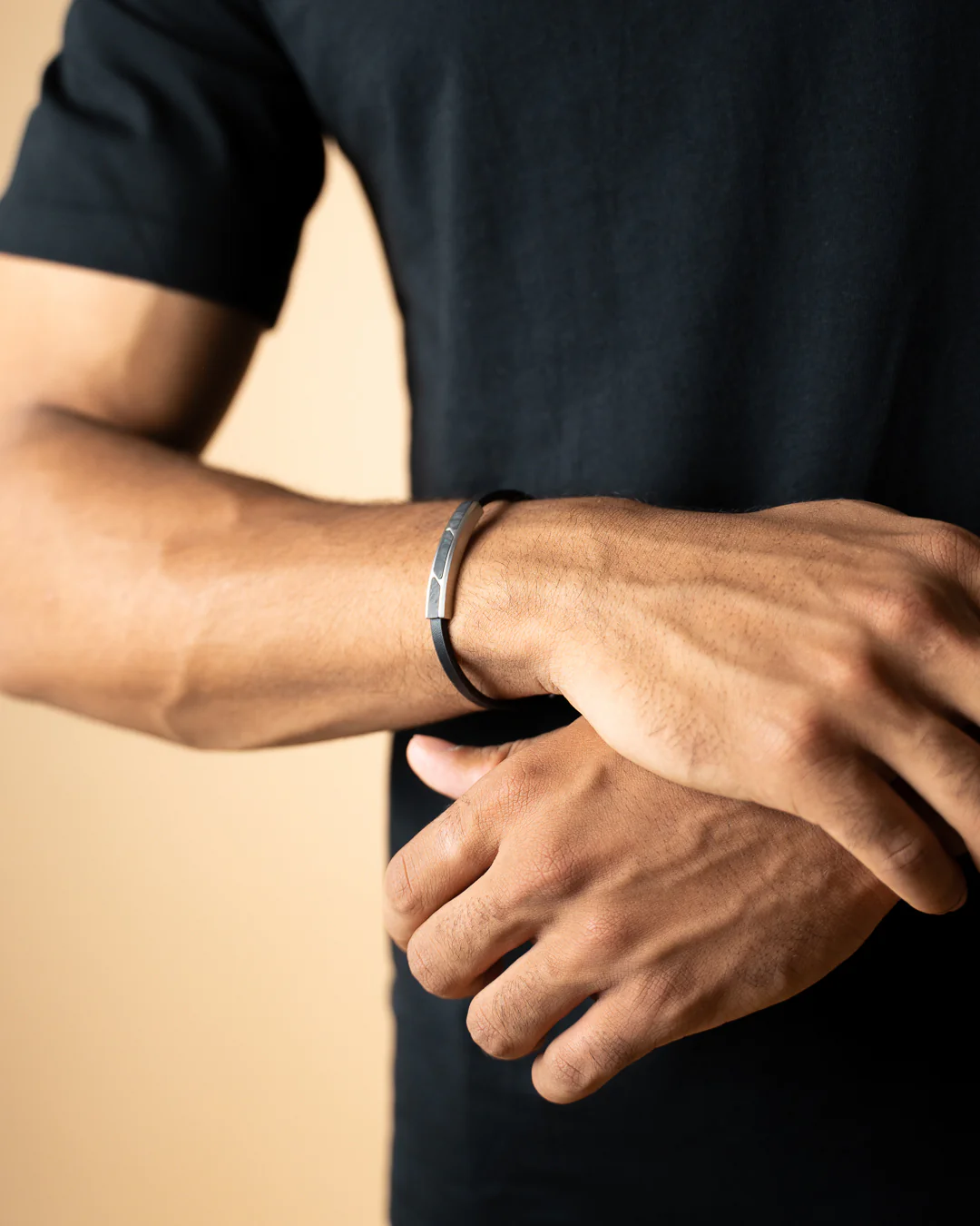 Black leather bracelet with forged carbon - Image 4